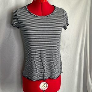 Manguun short sleeve ruffled hem t shirt